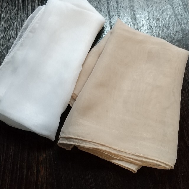 スカーフ  ベージュとホワイト  ２枚セット ＋ 大判スカーフ２枚セット レディースのファッション小物(バンダナ/スカーフ)の商品写真