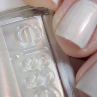 エッシー(Essie)の【レア品番】essie ネイルポリッシュ、ホワイト系(マニキュア)