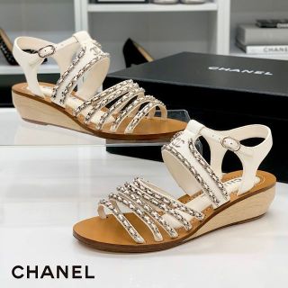 シャネル(CHANEL)の4401 シャネル レザー ウッド チェーン ココマーク サンダル ホワイト(サンダル)