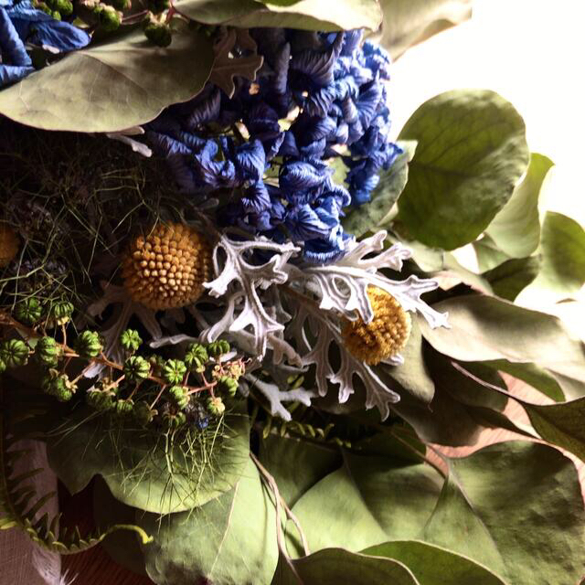 藍色紫陽花とヤマゴボウたちを束ねた秋も感じるれるボリュームのある