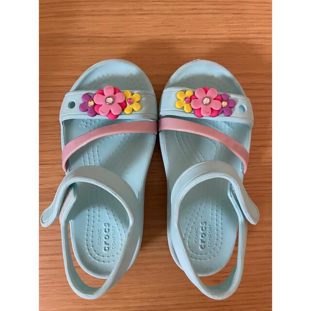 crocs(クロックス)のクロックス　キッズ　フラワーチャームサンダル　16.5 キッズ/ベビー/マタニティのキッズ靴/シューズ(15cm~)(サンダル)の商品写真