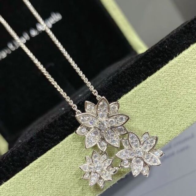 即納定番 Van Cleef  Arpels Van Cleef  Arpels ヴァンクリ フリヴォルネックレスの通販 by  ㈪Shantell's shop｜ヴァンクリーフアンドアーペルならラクマ