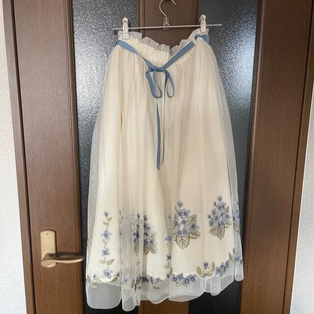 an another angelus(アンアナザーアンジェラス)のライラック刺繍チュールスカート レディースのスカート(ひざ丈スカート)の商品写真