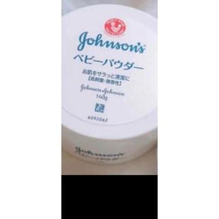 ジョンソン(Johnson's)のベビーパウダー　Johnson &ジョンソン　3個で1550円(ボディパウダー)