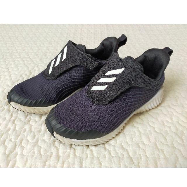 adidas(アディダス)のアディダス　キッズスニーカーシューズ　18cm キッズ/ベビー/マタニティのキッズ靴/シューズ(15cm~)(スニーカー)の商品写真