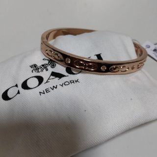 コーチ(COACH)の【新品】コーチCOACH ローズゴールド シグニチャー バングル ハワイ購入品(ブレスレット/バングル)