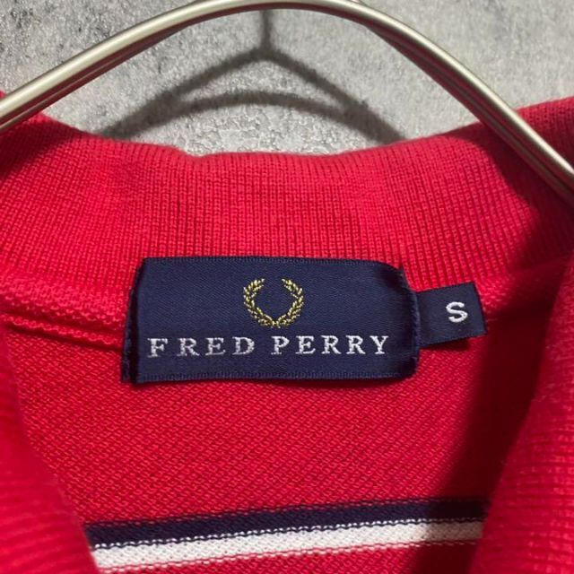 FRED PERRY(フレッドペリー)の90S フレッドペリー　ポロシャツ　赤　ボーダー　メンズ　S 半袖　刺繍　F1 メンズのトップス(ポロシャツ)の商品写真