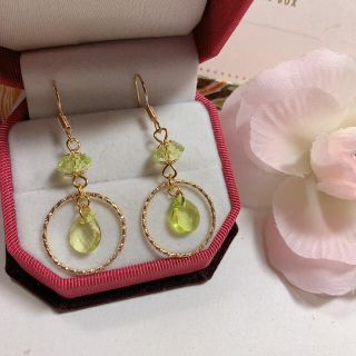 新品未使用 イエローグリーン ダイヤカット×ドロップ 吊り下げピアス(ピアス)