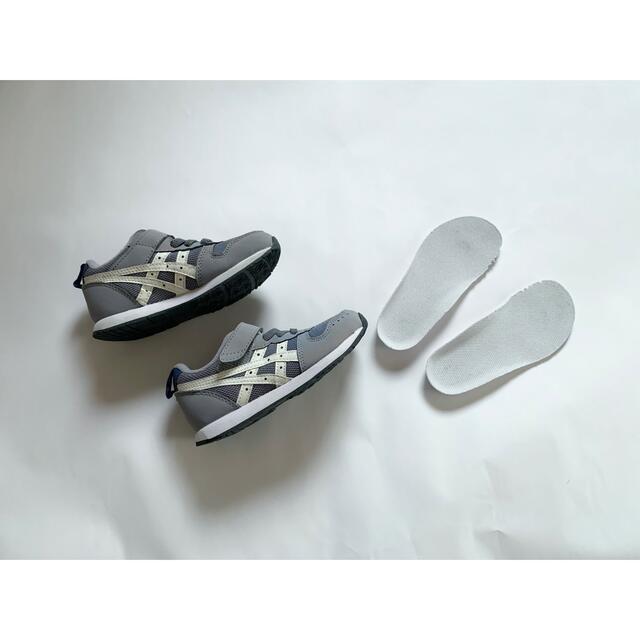 asics(アシックス)のasics SUKU2(アシックス スクスク) グレー/オフホワイト16.5cm キッズ/ベビー/マタニティのキッズ靴/シューズ(15cm~)(スニーカー)の商品写真