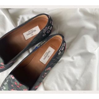 valentino garavani - VALENTINO GARAVANI Loafes 花柄刺繍 の通販 by ...