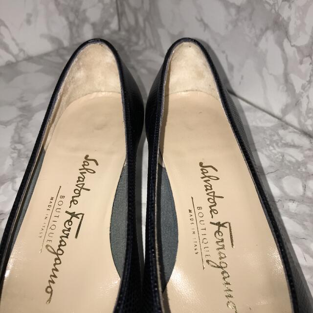 Salvatore Ferragamo(サルヴァトーレフェラガモ)の[送料無料]美品！フェラガモ　21.5cm ネイビー レディースの靴/シューズ(ハイヒール/パンプス)の商品写真