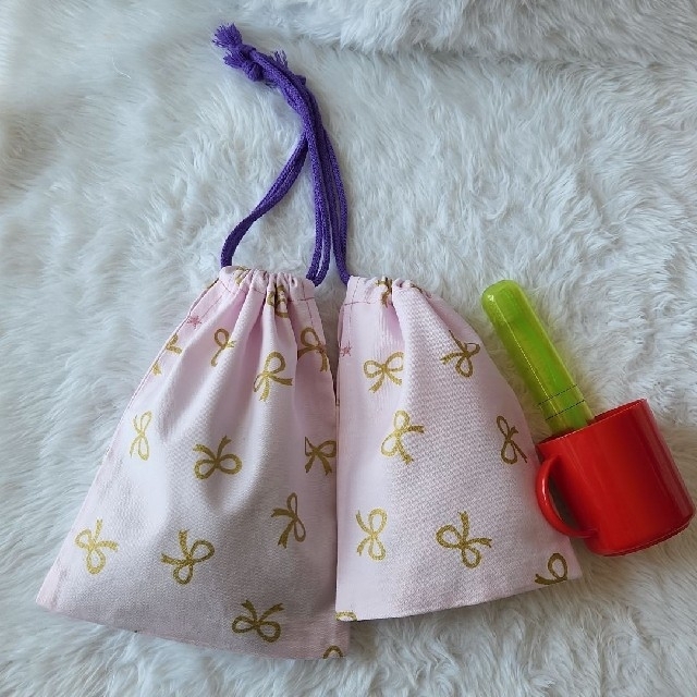 ๑きんちゃく袋 × 2（ピンク地に金リボン） ハンドメイドのキッズ/ベビー(バッグ/レッスンバッグ)の商品写真