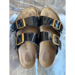 ビルケンシュトック(BIRKENSTOCK)の7/25まで！ ビルケンシュトック エナメル黒 アリゾナ 37 中古(サンダル)