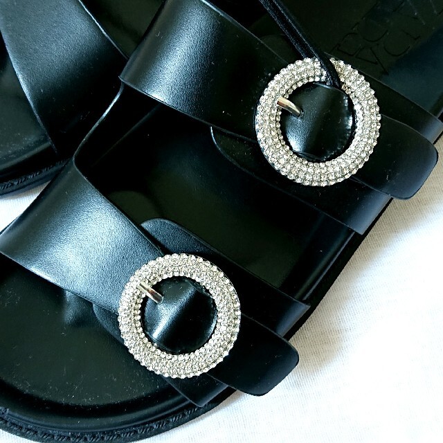 ZARA(ザラ)の新品未使用 ZARA ザラ ラインストーン バックル フラットスライドサンダル レディースの靴/シューズ(サンダル)の商品写真