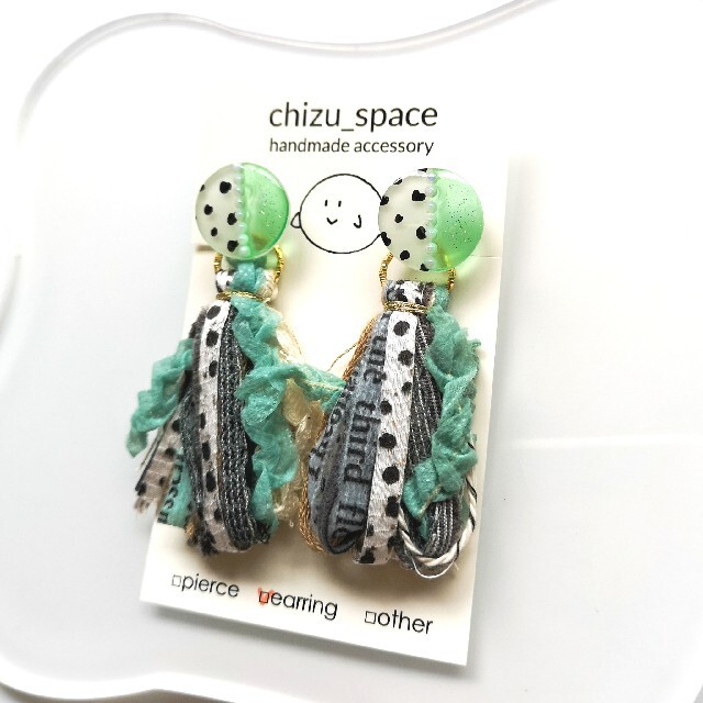 【sale】2way*ミントグリーンとダルメシアンのタッセルのイヤリング ハンドメイドのアクセサリー(イヤリング)の商品写真