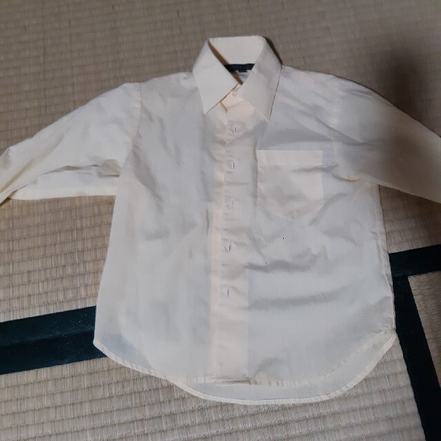 薄黄色シャツ 100 キッズ/ベビー/マタニティのキッズ服男の子用(90cm~)(ドレス/フォーマル)の商品写真