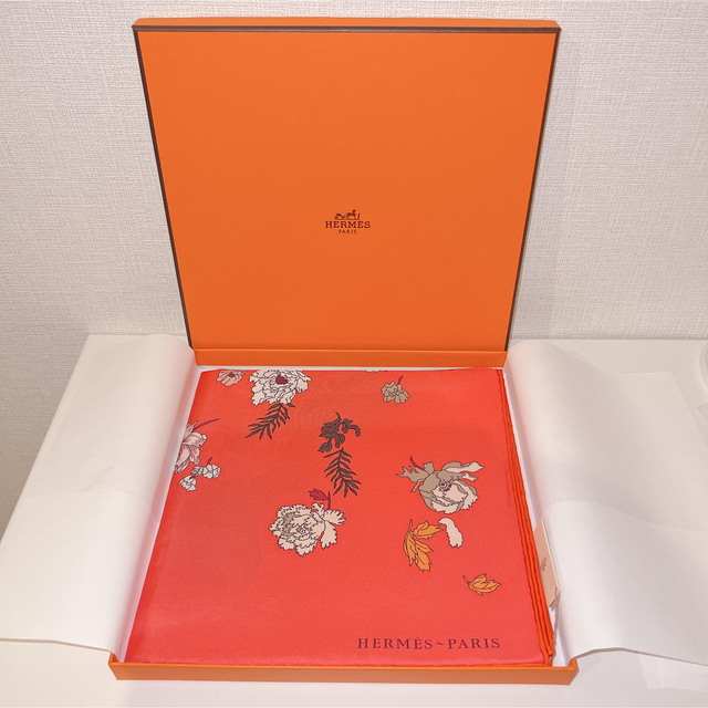 Hermes(エルメス)の【新品・箱リボンショッパー付】ローブレジェール カレ90 ローズリップスティック レディースのファッション小物(バンダナ/スカーフ)の商品写真