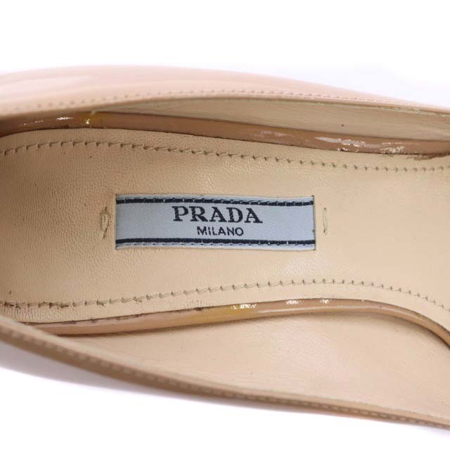 PRADA(プラダ)のプラダ パンプス アーモンドトゥ エナメル 24.5cm ピンクベージュ レディースの靴/シューズ(ハイヒール/パンプス)の商品写真