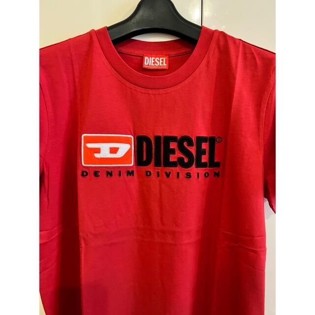 DIESEL(ディーゼル)の新品未使用！　ディーゼル　DIESEL  Tシャツ　レッドXL レディースのトップス(Tシャツ(半袖/袖なし))の商品写真