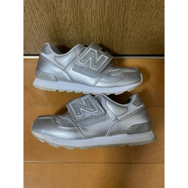 New Balance(ニューバランス)のニューバランス　シルバー　キッズスニーカー キッズ/ベビー/マタニティのキッズ靴/シューズ(15cm~)(スニーカー)の商品写真