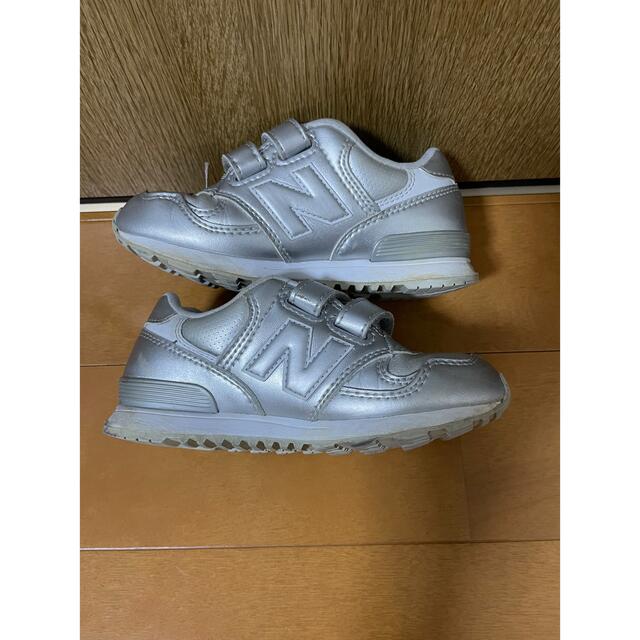 New Balance(ニューバランス)のニューバランス　シルバー　キッズスニーカー キッズ/ベビー/マタニティのキッズ靴/シューズ(15cm~)(スニーカー)の商品写真