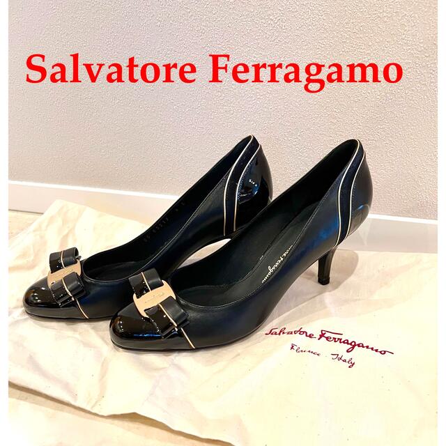 靴/シューズ新品 Ferragamo フェラガモ　ヴァラ　パンプス　黒　ゴールド　5C