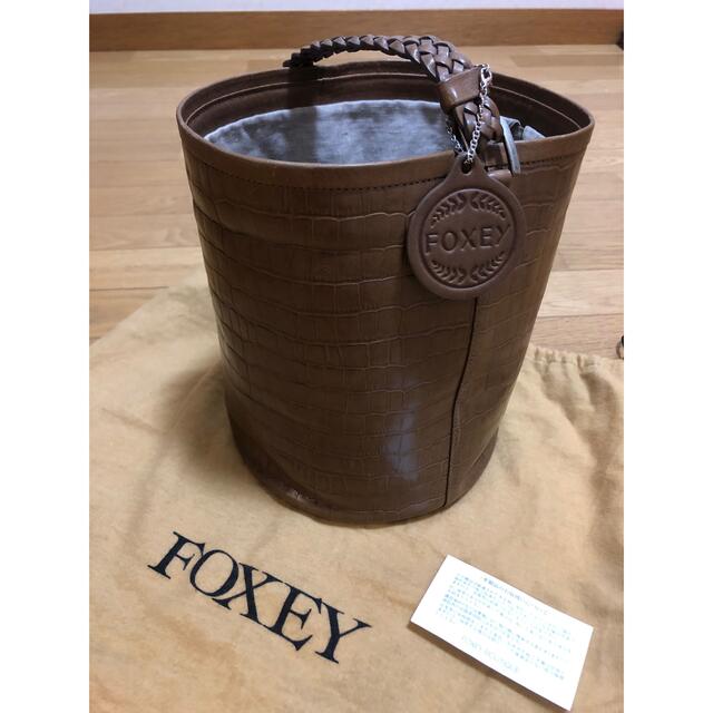 ショルダーバッグお盆お値下げ❣️FOXEY フォクシー　ロゴ入り革バック✨