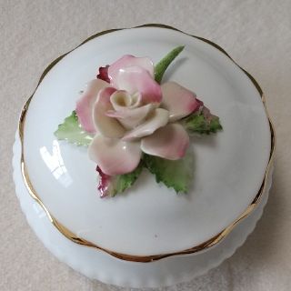 ロイヤルドルトン(Royal Doulton)のロイヤルドルトン ポーセーリンフラワー（陶花）小物入れ ジュエリーボックス(小物入れ)