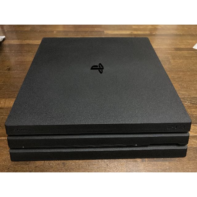 SONY(ソニー)のPS4 Pro 本体 SSD:1TB 純正コントローラ2個＋おまけ エンタメ/ホビーのゲームソフト/ゲーム機本体(家庭用ゲーム機本体)の商品写真