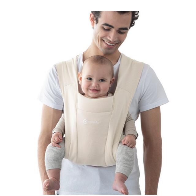 Ergobaby(エルゴベビー)のエルゴベビーエンブレス⭐︎クリーム　ErgobabyCarrier EMBRAC キッズ/ベビー/マタニティの外出/移動用品(抱っこひも/おんぶひも)の商品写真