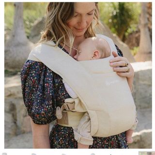 エルゴベビー(Ergobaby)のエルゴベビーエンブレス⭐︎クリーム　ErgobabyCarrier EMBRAC(抱っこひも/おんぶひも)