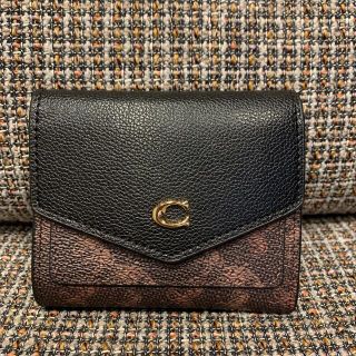 コーチ(COACH)のショプバ・箱付き　三つ折り財布　コーチ柄×ブラック(折り財布)