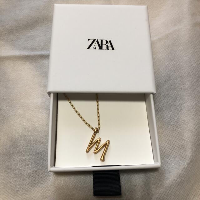 ZARA(ザラ)のZARA ザラ　イニシャルネックレス　M 新品未使用 レディースのアクセサリー(ネックレス)の商品写真