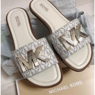 マイケルコース(Michael Kors)の半額以下✨新品♡マイケルコース サンダルM7♡バニラ(サンダル)