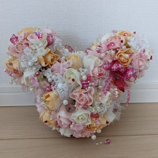淡いピンクとアイボリーメインのリースブーケ、ブートニア
