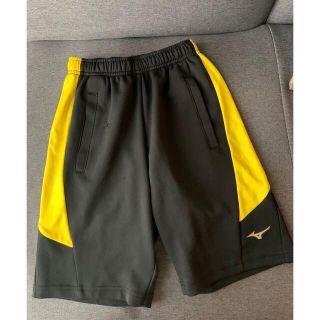 ミズノ(MIZUNO)のミズノ　ハーフパンツ　中古　130 サイズ　男の子　黒　イエロー　キッズ(パンツ/スパッツ)