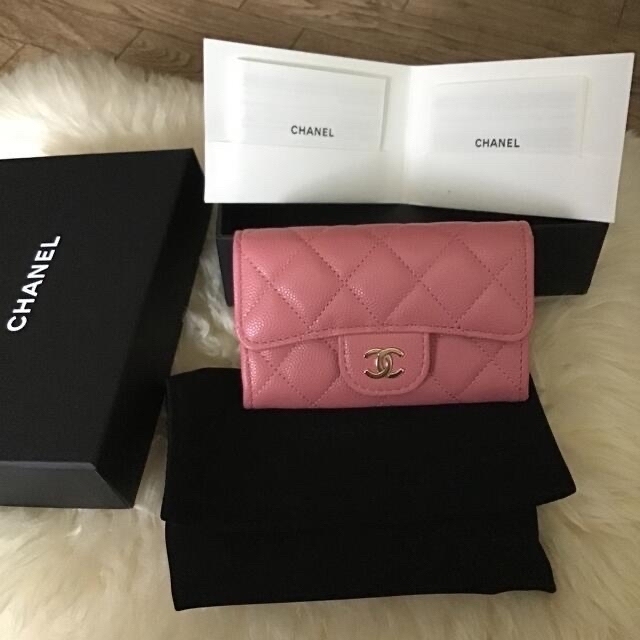 CHANEL(シャネル)のシャネル　カードケース　新品未使用　トミ様専用 レディースのファッション小物(名刺入れ/定期入れ)の商品写真