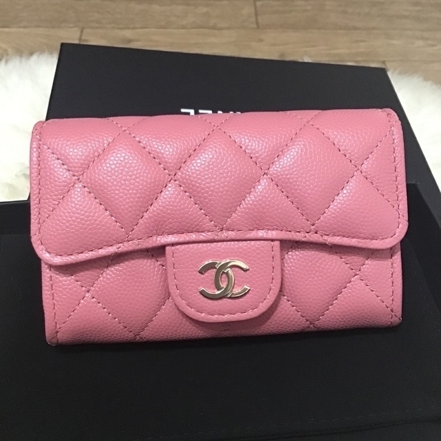 CHANEL(シャネル)のシャネル　カードケース　新品未使用　トミ様専用 レディースのファッション小物(名刺入れ/定期入れ)の商品写真