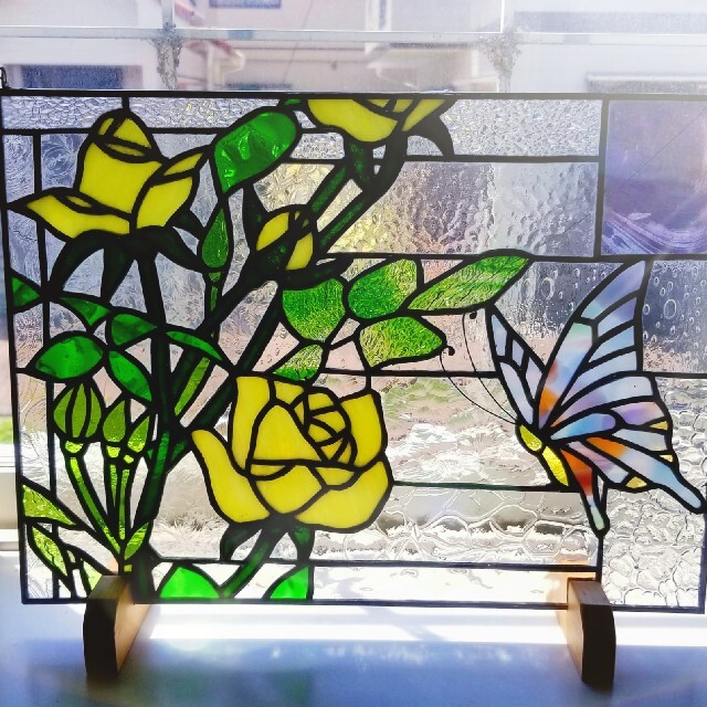 ステンドグラス 黄色い薔薇と蝶のパネルの通販 by かずこ's shop|ラクマ