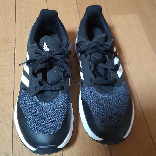 adidas(アディダス)のadidasスニーカージュニア　22.5 キッズ/ベビー/マタニティのキッズ靴/シューズ(15cm~)(スニーカー)の商品写真