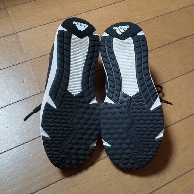 adidas(アディダス)のadidasスニーカージュニア　22.5 キッズ/ベビー/マタニティのキッズ靴/シューズ(15cm~)(スニーカー)の商品写真