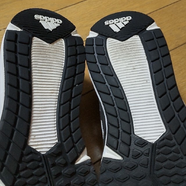 adidas(アディダス)のadidasスニーカージュニア　22.5 キッズ/ベビー/マタニティのキッズ靴/シューズ(15cm~)(スニーカー)の商品写真