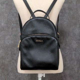 フルラ(Furla)のフルラ フリーダ リュック オールレザー シボ革 多収納 ブラック(リュック/バックパック)