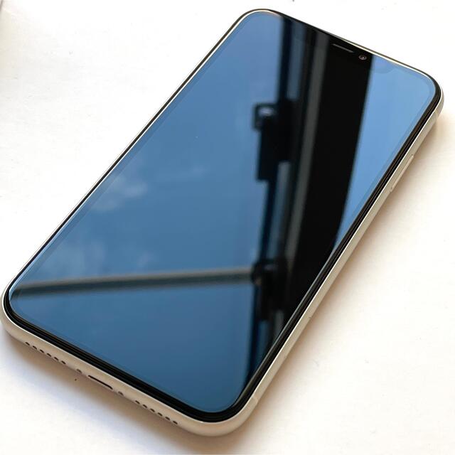 iPhone(アイフォーン)のiPhone 11★128GBホワイト★ストア購入★ケア盗難紛失10/16まで付 スマホ/家電/カメラのスマートフォン/携帯電話(スマートフォン本体)の商品写真