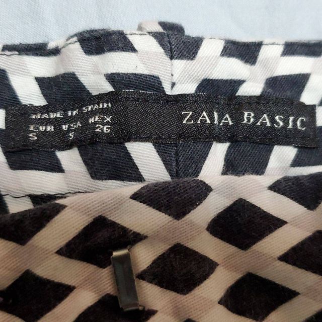 ZARA(ザラ)のZARA BASIC ザラベーシ ック　レディース　ショートパンツ　白×黒　S レディースのパンツ(ショートパンツ)の商品写真