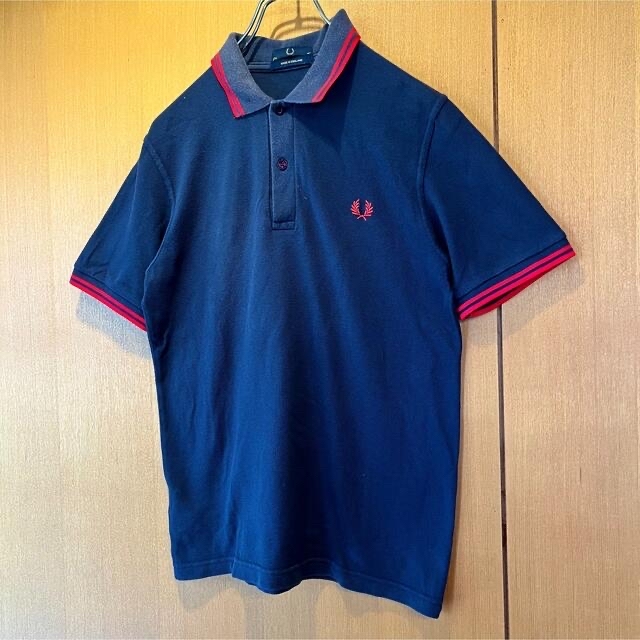 FRED PERRY(フレッドペリー)の【FRED PERRY】フレッドペリー  半袖ポロシャツ S 紺ブルー　刺繍ロゴ メンズのトップス(ポロシャツ)の商品写真