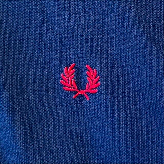 FRED PERRY(フレッドペリー)の【FRED PERRY】フレッドペリー  半袖ポロシャツ S 紺ブルー　刺繍ロゴ メンズのトップス(ポロシャツ)の商品写真