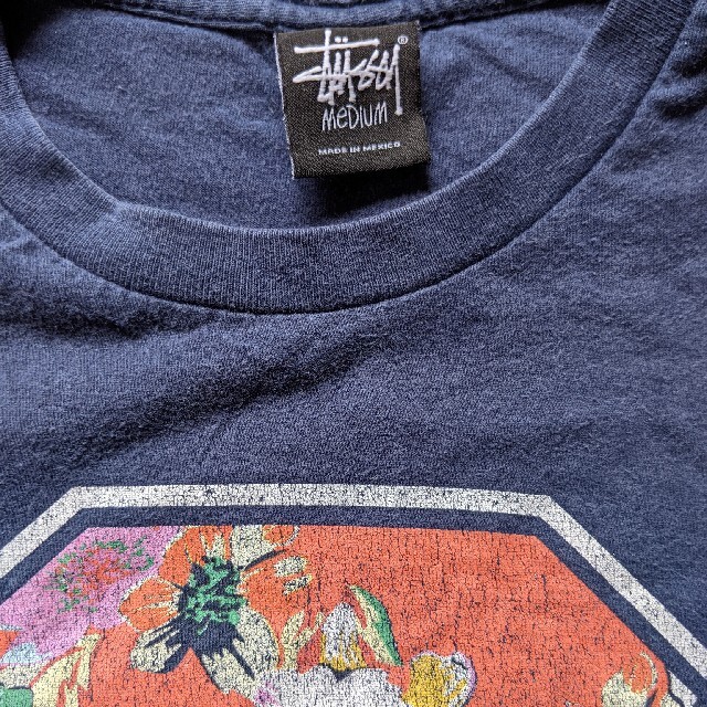 STUSSY(ステューシー)のSTUSSY　半袖Tシャツ　Mサイズ　ネイビー　花柄　80 メンズのトップス(Tシャツ/カットソー(半袖/袖なし))の商品写真