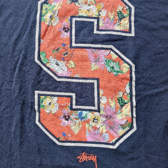 STUSSY(ステューシー)のSTUSSY　半袖Tシャツ　Mサイズ　ネイビー　花柄　80 メンズのトップス(Tシャツ/カットソー(半袖/袖なし))の商品写真