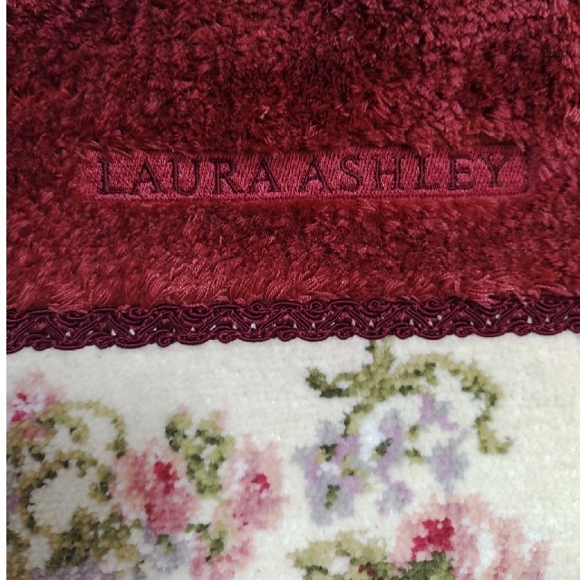 LAURA ASHLEY(ローラアシュレイ)の値下げ中☆ローラアシュレイ☆トイレ　蓋　カバー　赤 インテリア/住まい/日用品のラグ/カーペット/マット(トイレマット)の商品写真